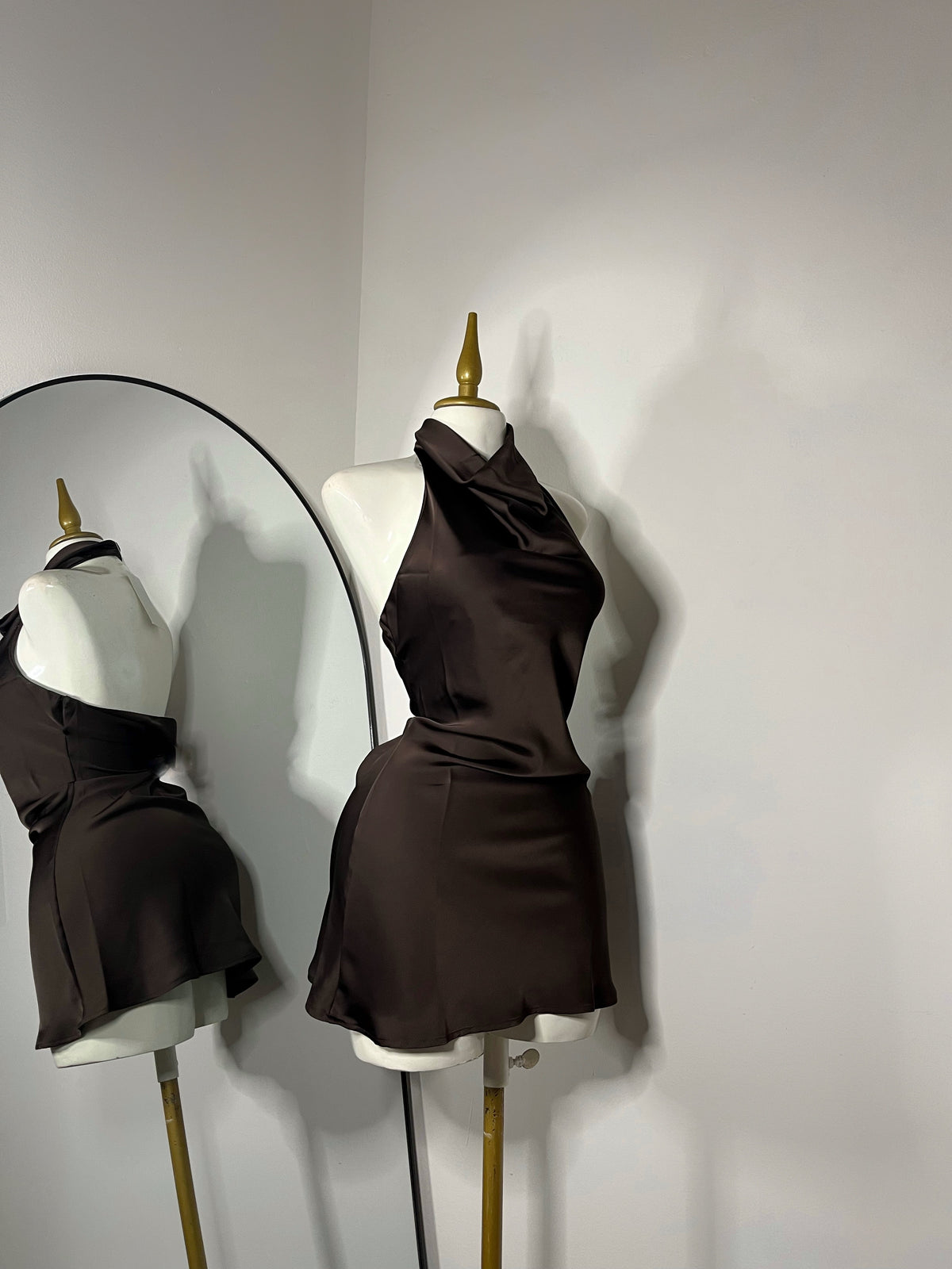 Vestido halter satín café