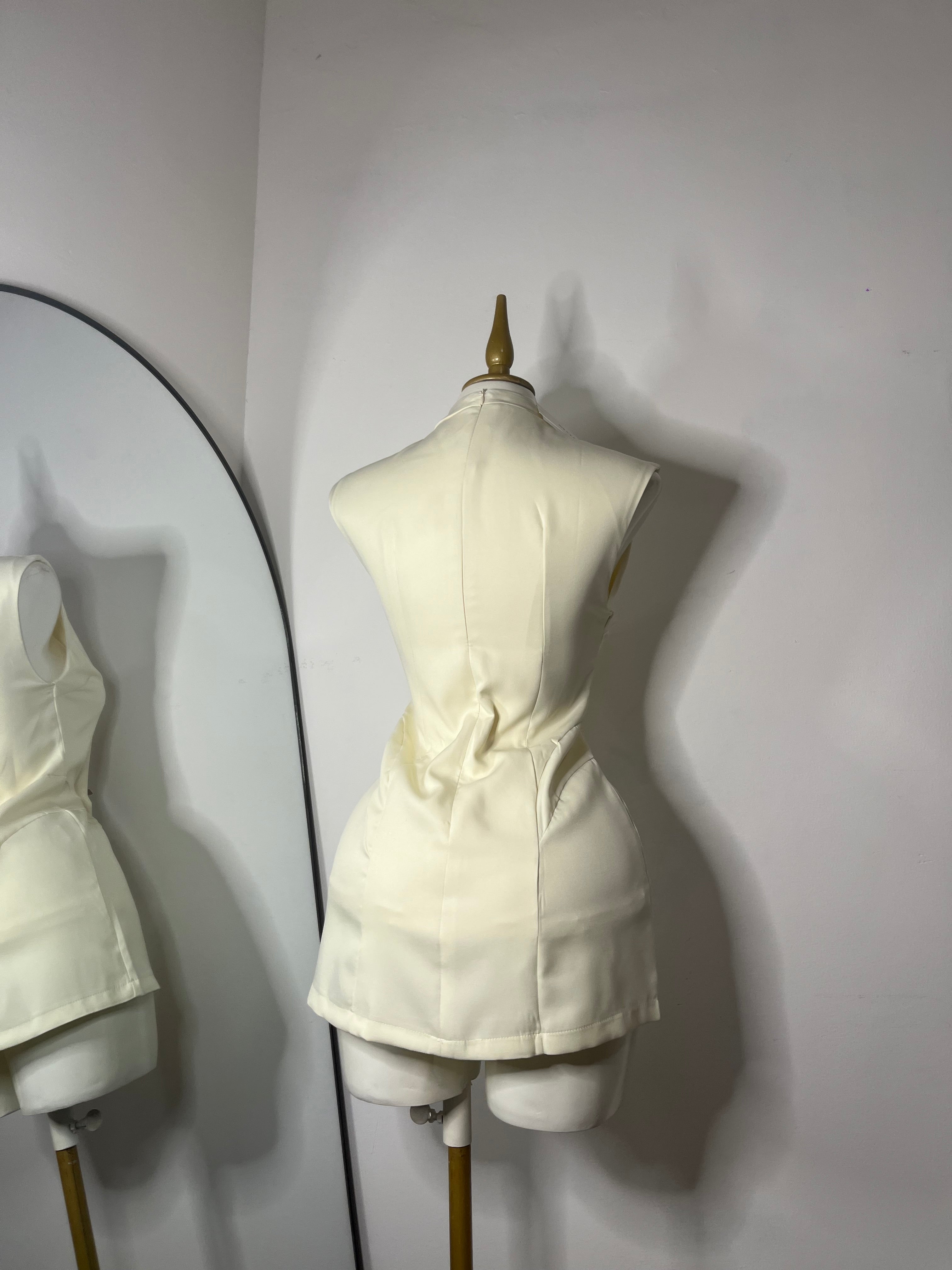 Vestido corto beige