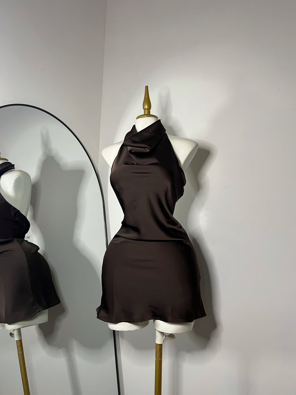 Vestido halter satín café