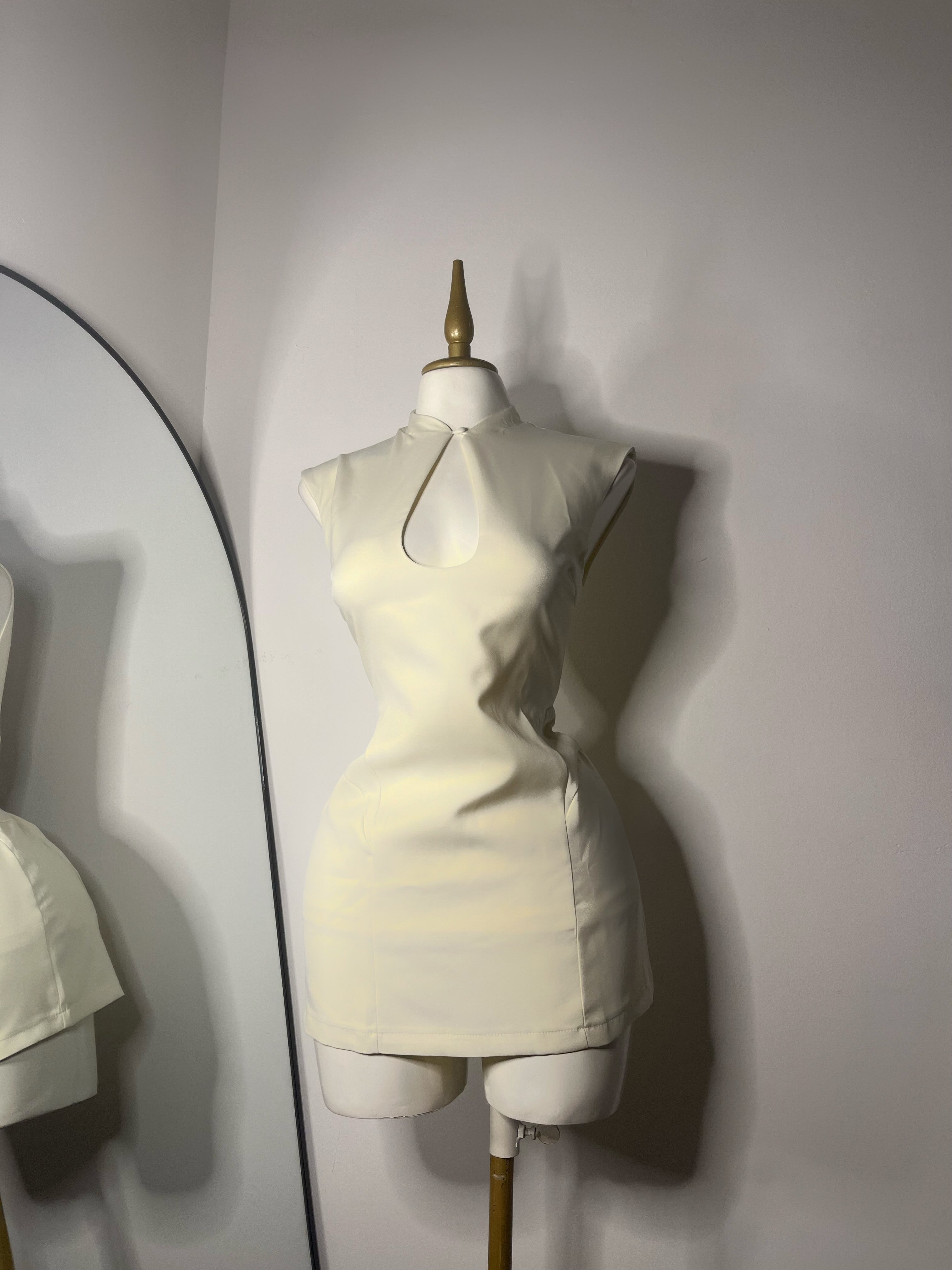 Vestido corto beige