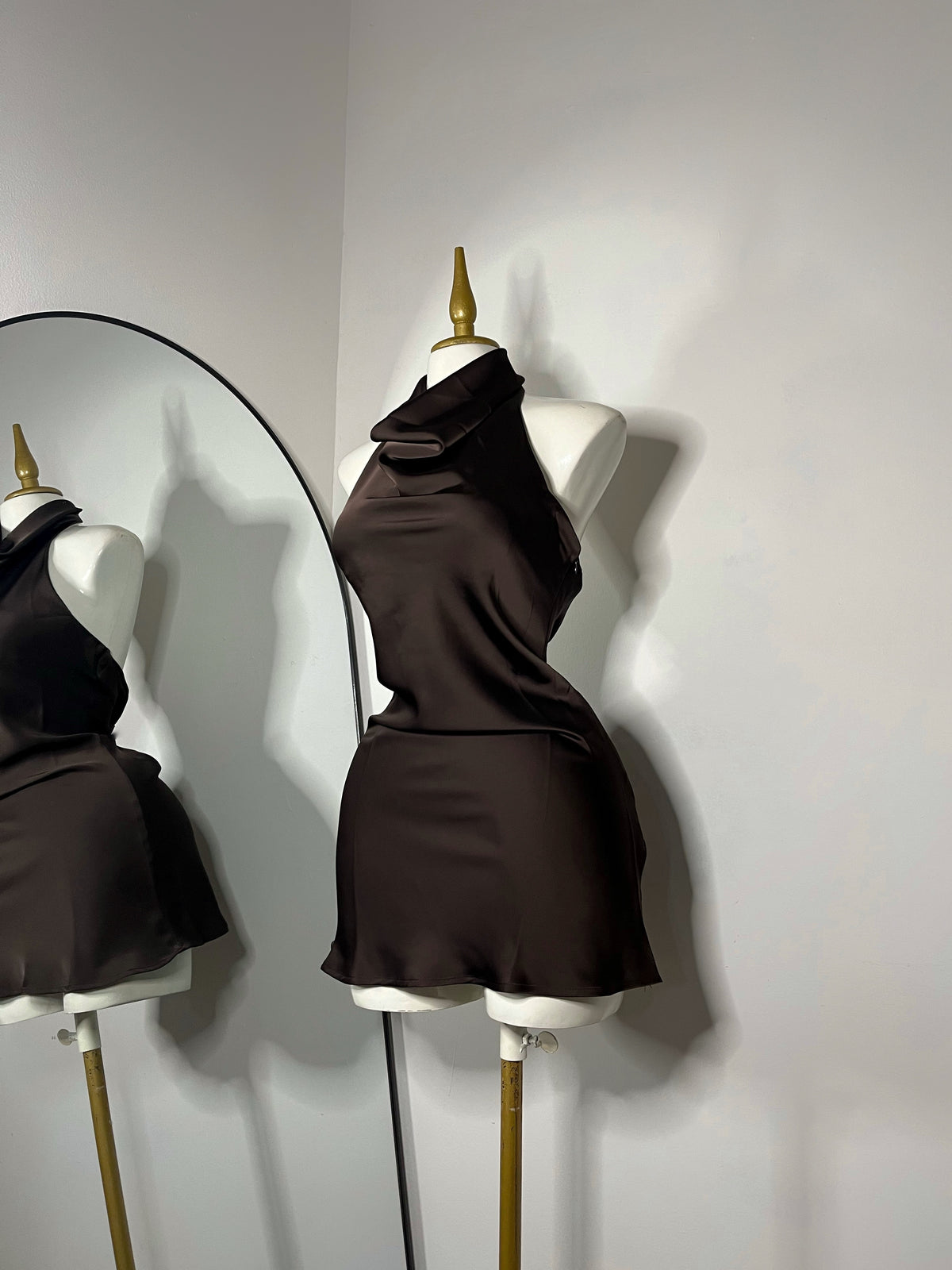 Vestido halter satín café
